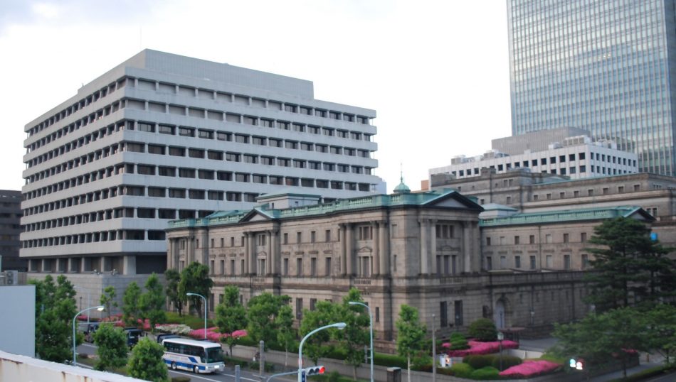 المبنى القديم في المركز هو بنك اليابان